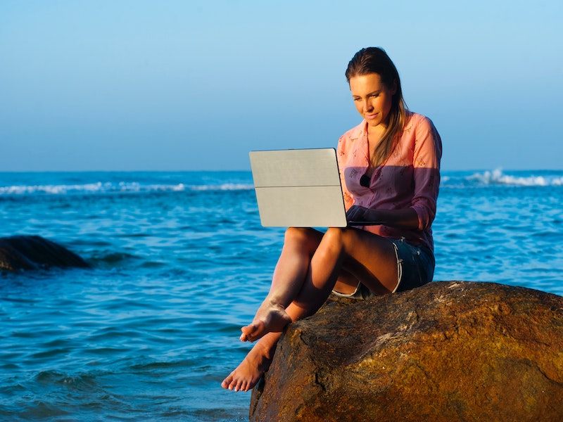 beach-lady-laptop-leisure-319917.jpg